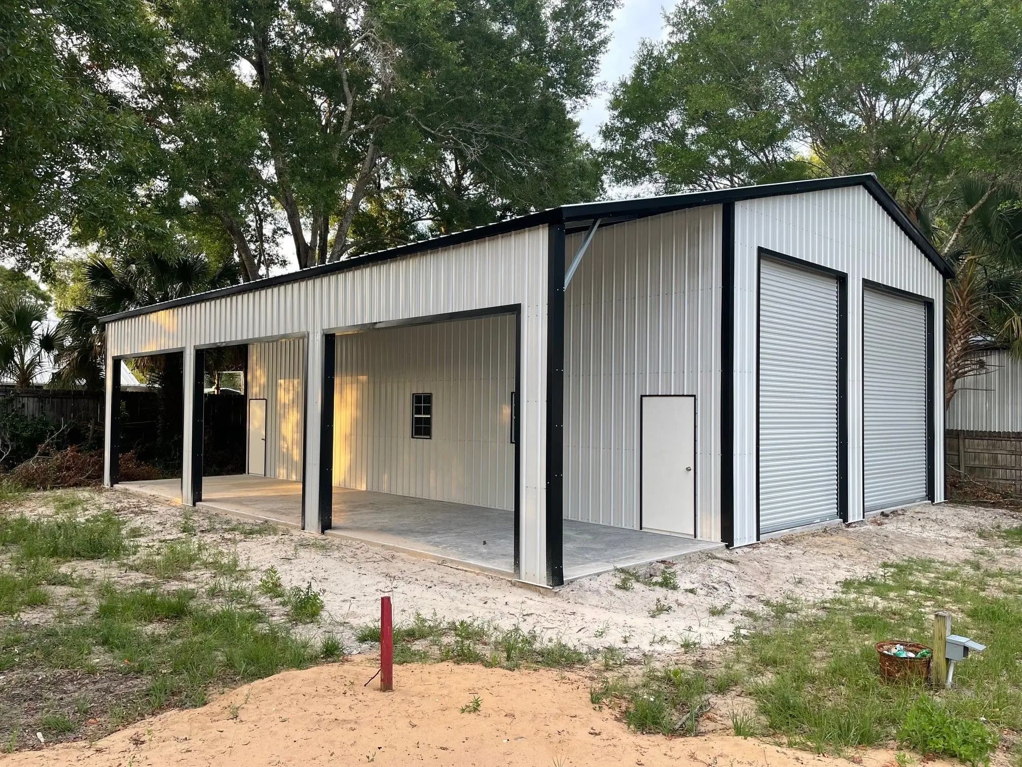 Metal building with lean-to